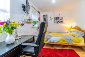 Nomad room, 650 Mbps Internet by Unlock Rentals